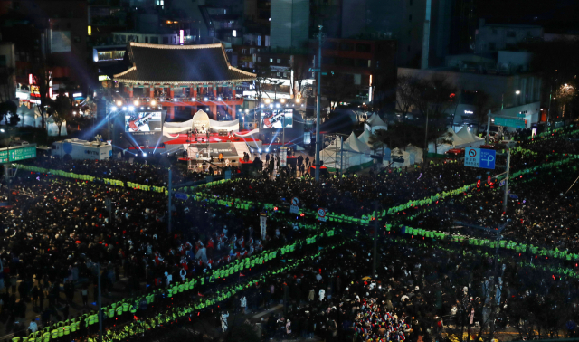 2019년 마지막 날인 31일 밤 서울 종로구 보신각 앞을 가득 메운 시민들이 제야의 종 타종 행사를 기다리고 있다. 연합뉴스