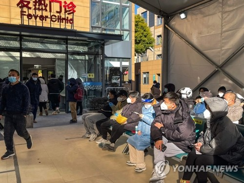 중국 감염병 전문가 '코로나19 감염 상하이 주민 1000만 명 넘어'