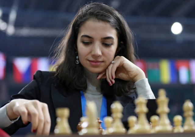 이란 체스 선수 사라 카뎀이 28일 히잡을 벗은 채 카자흐스탄 알마티에서 열린 국제체스연맹 대회에 참가하고 있다. /로이터 연합뉴스