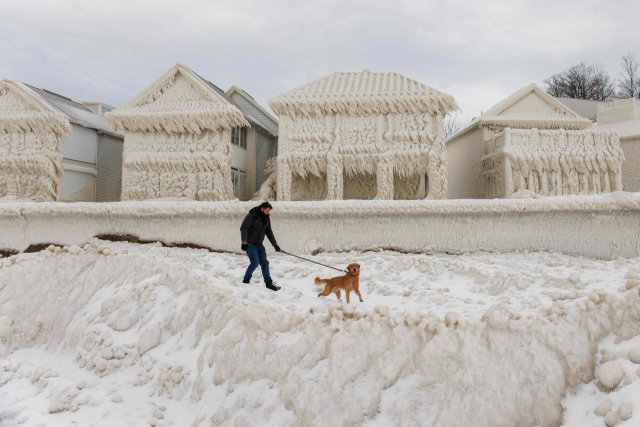 28일(현지시간) 캐나다 온타리오주 포트 이리의 이리호 연안 '크리스털 비치' 마을 주택들이 얼음에 뒤덮인 모습. AFP연합뉴스