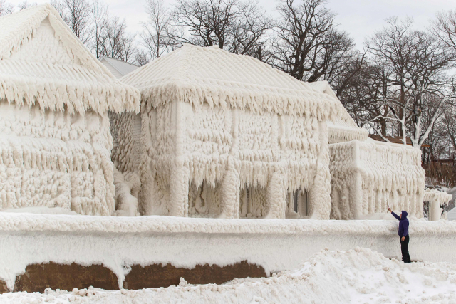 28일(현지시간) 캐나다 온타리오주 포트 이리의 이리호 연안 '크리스털 비치' 마을 주택들이 얼음에 뒤덮인 모습. AFP연합뉴스