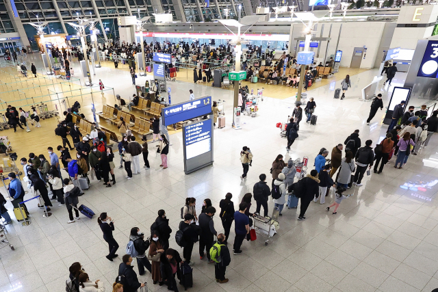 1일 오전 인천국제공항 제1터미널 출국장이 새해를 맞아 여행을 떠나는 탑승객들로 붐비고 있다. 연합뉴스