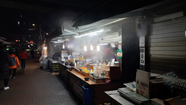30일 저녁 서울 영등포구에 위치한 한 노점상 주인이 영업을 하고 있다. 이건율 기자