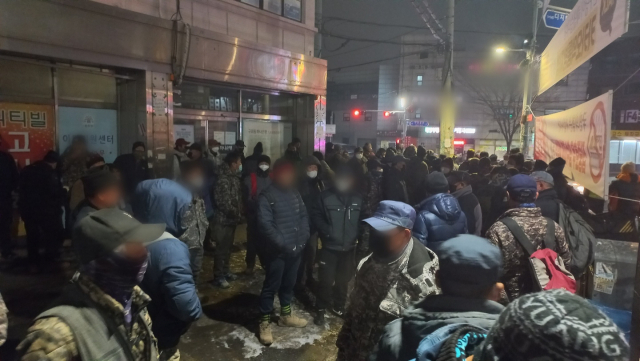 수백여명의 건설 일용직 근로자들이 30일 오전 5시경 서울 구로구 구로동 남구로역 인력시장 인근에 모여 일감을 기다리고 있다. 이건율 기자
