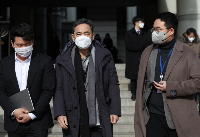 대장동 개발 민간업자로부터 거액의 뇌물을 받은 혐의로 재판에 넘겨진 곽상도 전 의원이 지난해 11월 30일 서울 서초구 서울중앙지법에서 열린 1심 결심공판을 마친 뒤 법원을 나서고 있다. 연합뉴스