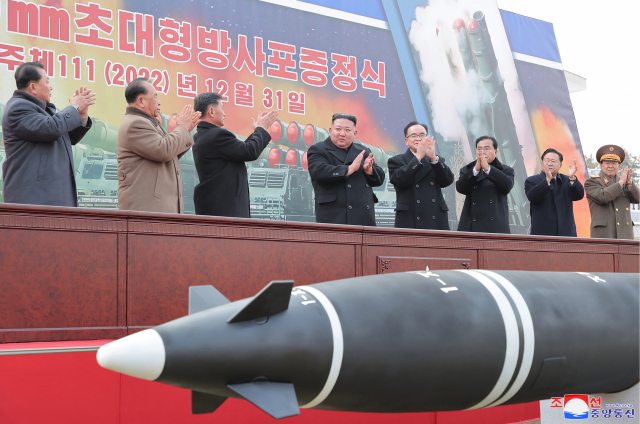 김정은 북한 국무위원장이 지난해 12월 31일과 올해 1월 1일 각각 발사한 초대형 방사포(600㎜)에 대해 