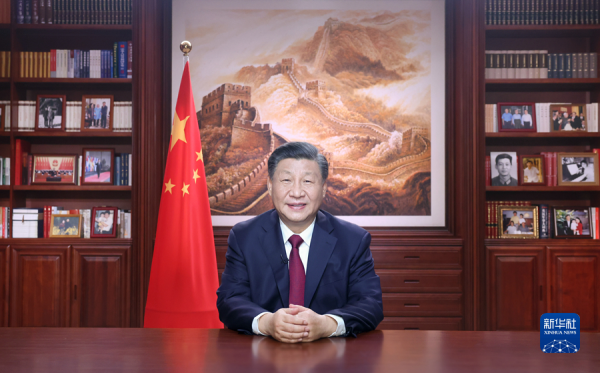 시진핑 중국 국가주석이 2022년 12월 31일 자신의 집무실에서 2023년도 신년사를 하고 있다. 중국 외교부 홈페이지