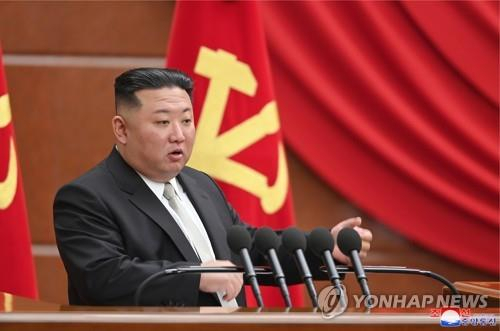김정은 북한 국무위원장이 지난해 말 열린 노동당 전원회의에서 핵탄두 보유량을 기하급수적으로 늘리겠다는 방침을 밝혔다./연합뉴스