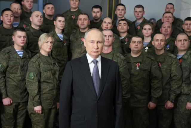 블라디미르 푸틴 러시아 대통령이 31일(현지 시간) 러시아 로스토프에 있는 남부 군관구에서 군인들에 둘러싸인 채 신년사를 하고 있다. EPA연합뉴스