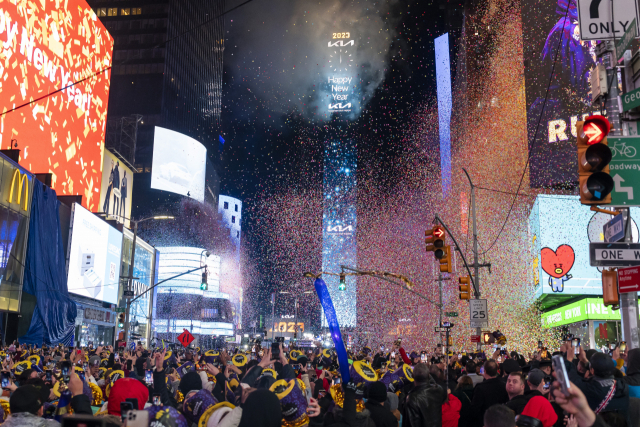새해 축하하는 뉴욕 타임스퀘어=2023년 1월 1일 미국 뉴욕 타임스스퀘어에 몰려든 시민들이 형형색색의 색종이를 맞으며 새해를 축하하고 있다. AP연합뉴스