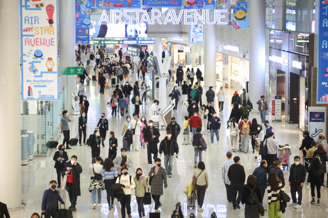 1일 오전 인천국제공항 제1터미널 면세구역이 새해를 맞아 여행을 떠나는 탑승객들로 붐비고 있다. 연합뉴스