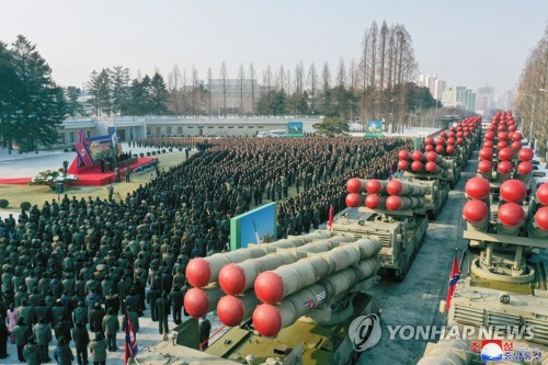 김정은 북한 국무위원장은 지난달 31일과 1일 각각 발사한 초대형 방사포에 대해 