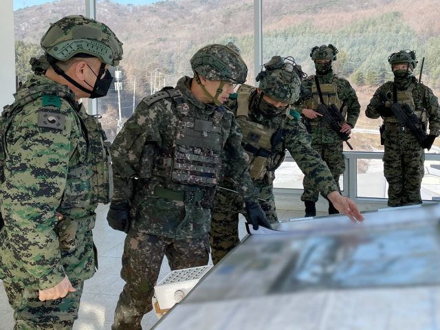 박정환 육군참모총장이 1일 적지종심특수훈련을 실시하고 있는 특수임무여단을 방문, 특수작전 훈련계획을 보고 받고 있다. 사진제공=육군