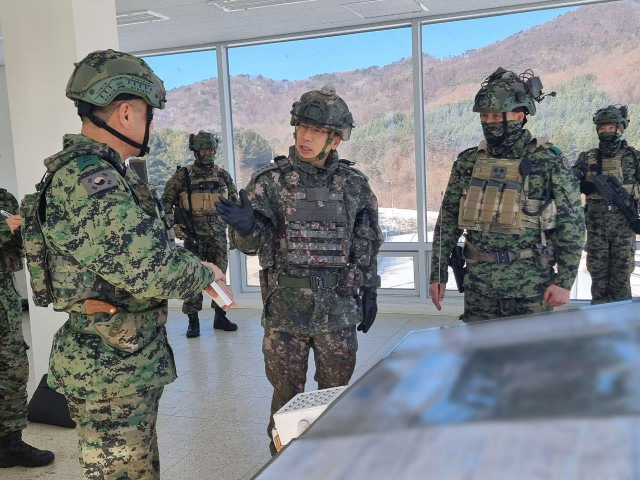 박정환 육군참모총장이 1일 육군 특수전사령부 특수임무여단을 방문해 작전 보고를 받고 있다. 사진제공=육군