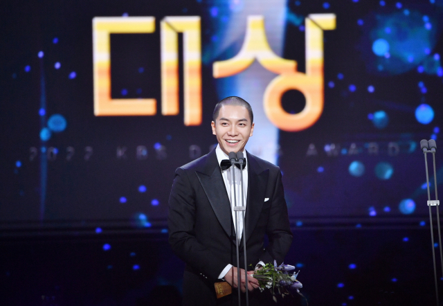 가수 겸 배우 이승기가 지난달 31일 열린 ‘2022 KBS 연기대상’에서 대상을 수상한 후 소감을 발표하고 있다. /연합뉴스