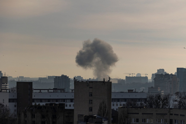 31일(현지시간) 러시아의 공습을 받은 우크라이나 수도 키이우에서 폭발에 따른 연기가 피어오르고 있다. 로이터·연합뉴스