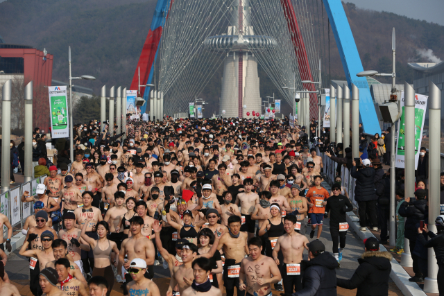 ‘2023 대전맨몸마라톤대회’ 참가자들이 힘차게 출발하고 있다. 사진제공=맥키스컴퍼니