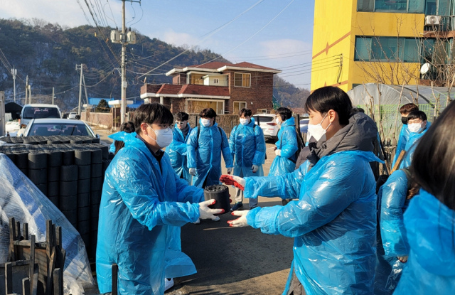 휴젤 임직원이 지난달 30일 ‘사랑의 연탄 나눔 행사’에 참여하고 있다. 사진 제공=휴젤