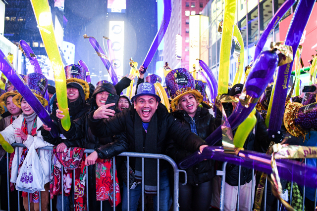 지난해 31일(현지 시간) 미국 뉴욕 타임스스퀘어에서 시민들과 관광객들이 새해를 환영하고 있다. 신화연합뉴스