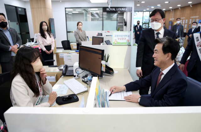 김태흠(오른쪽 첫번째) 충남도지사가 내포신도시에 위치한 농협중앙회 충남세종지역본부를 방문해 고향사랑기부금을 접수하고 있다. 사진제공=충남도