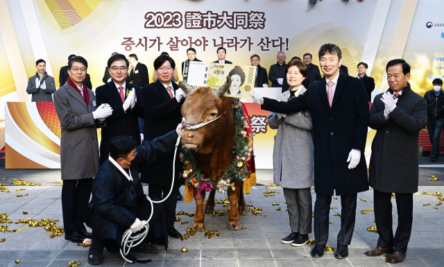 손동영(왼쪽부터) 서울경제신문 대표이사 사장과 손병두 한국거래소 이사장, 김소영 금융위원회 부위원장, 백혜련 국회 정무위원회 위원장, 이복현 금융감독원장, 서유석 금융투자협회장이 2일 서울 여의도 한국거래소 본관 앞에서 열린 '2023 증시대동제'에 참석해 계묘년 증시 활황을 기원하며 황소에 꽃목걸이를 걸고 있다. 오승현 기자