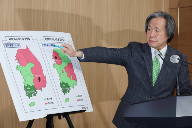 정기석 코로나19특별대응단장 겸 국가감염병위기대응자문위원장이 2일 정부서울청사 브리핑실에서 개량백신의 효과와 부작용에 대해 브리핑하고 있다. 연합뉴스