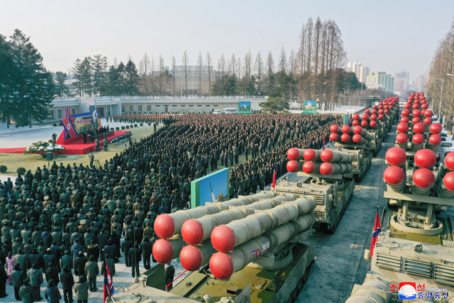 북한이 자칭 ‘600mm 초대형 방사포’(미국식 코드명 KN-25)라고 부르는 단거리탄도미사일들이 이동식 발사차량에 실려 지난달말 노동당에 인도되기 위해 줄지어 이동하고 있다. 조선중앙통신·연합뉴스