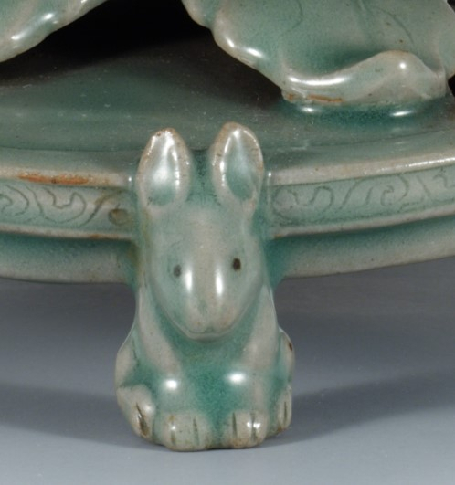국보로 지정된 12세기 고려청자 '청자 투각 칠보무늬 향로'의 토끼 형상 받침. /사진제공=국립중앙박물관