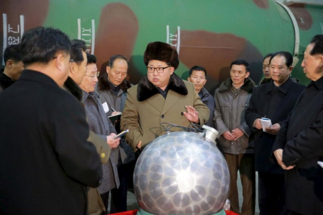 북한 관영 매체들이 2016년 3월 9일 공개한 공 모양의 핵탄두 모형 사진. 직경이 600~800㎜로 추정돼 600㎜ 구경의 KN-25 발사관에 탑재하기 힘들 것으로 평가된다. 해당 사진이 공개될 당시 국방위 제1위원장 직함이었던 김정은 국무위원장이 핵탄두 소형화를 지시한 지 6개월 만에 해당 핵탄두 모형이 제작되자 현장에서 모형을 살펴보고 있다. 조선중앙통신-연합뉴스