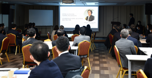 2일 오전 서울 한미약품 본사에서 열린 ‘신년 포럼’에서 한미약품그룹 임원들이 송영숙 회장의 신년사가 담긴 영상을 시청하고 있다. 사진 제공=한미약품