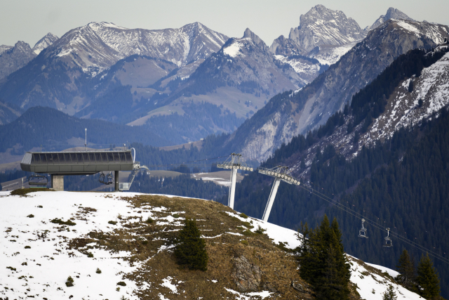 지난해 12월 31일(현지 시간) 겨울철 이상 고온으로 눈이 부족하자 운영이 중단된 스위스의 한 스키장 모습. EPA연합뉴스