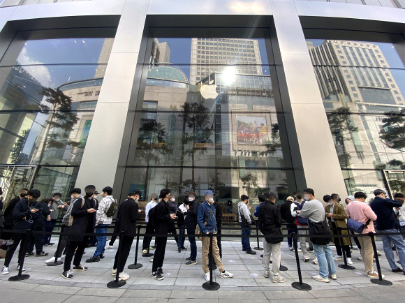 지난해 4월 9일 국내 애플스토어 3호점 ‘애플 명동’ 개장 당시 고객들이 입장을 위해 줄을 서고 있다. 연합뉴스
