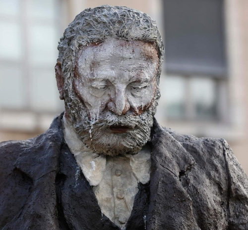 '레미제라블' 빅토르 위고 동상에 흰색 페인트 테러, 이유는