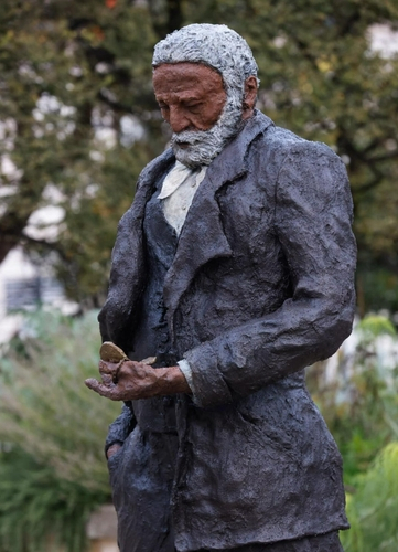 '레미제라블' 빅토르 위고 동상에 흰색 페인트 테러, 이유는
