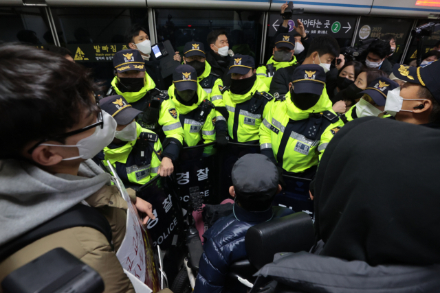 3일 오전 전국장애인차별철폐연대(전장연) 활동가가 서울 4호선 동대문역사문화공원에서 경찰들과 대치하고 있다연합뉴스