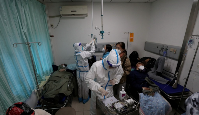 지난달 27일 중국 베이징에서 방역복을 입은 의료진들이 환자를 돌보고 있다. 로이터 연합뉴스