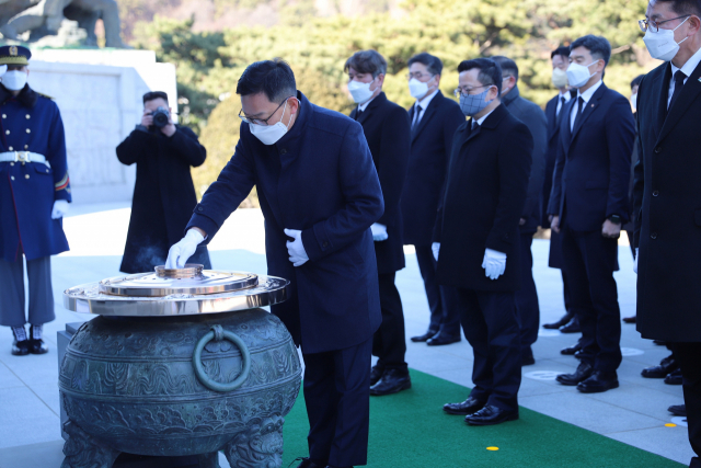 손재일 한화에어로스페이스 대표가 2일 서울 동작구 국립서울현충원을 찾아 분향하고 있다. 사진 제공=한화에어로스페이스