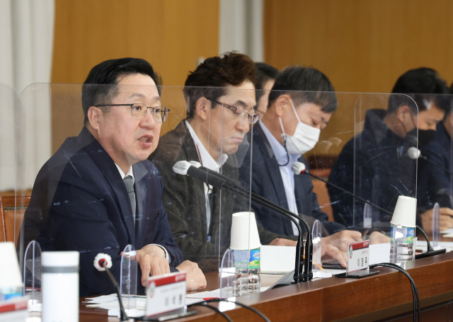 이장우(왼쪽 첫번째) 대전시장이 북한 무인기(드론) 위협에 대한 대응책과 발전방안을 논의하기 위한 산·학·연·군·관 긴급회의를 주재하고 있다. 사진제공=대전시