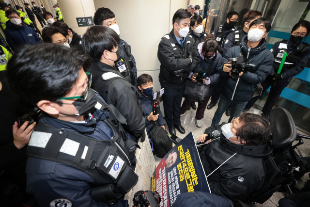 전장연 시위 피해 승객에게 줄 돈으로 회식한 서울교통공사 직원…검찰 송치