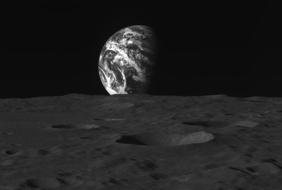 [사진] 선명한 달 표면과 지구…다누리가 보낸 새해 선물
