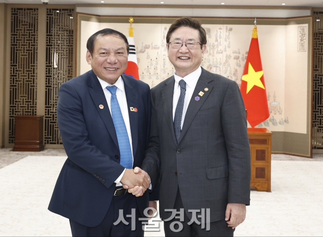 지난해 한국을 방문한 응우옌반훙(왼쪽) 베트남 문제부 장관을 박보균 문체부 장관이 환영하고 있다. 사진 제공=문체부