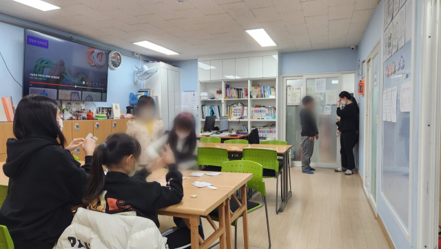 아이들이 경기도 시흥에 위치한 큰별지역아동센터에서 스티커 놀이를 하고 있다. 사진=강동헌 기자
