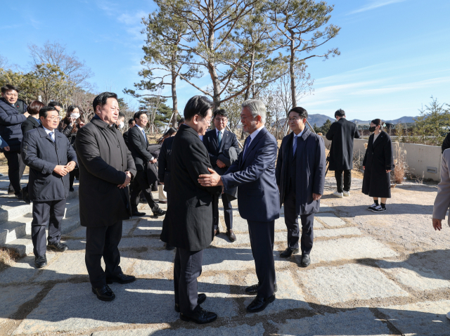 문재인 전 대통령과 이재명 더불어민주당 대표가 2일 경남 양산시 하북면 평산마을 문 전 대통령 사저에서 단체 사진 촬영을 한 뒤 악수하고 있다. /사진제공=더불어민주당