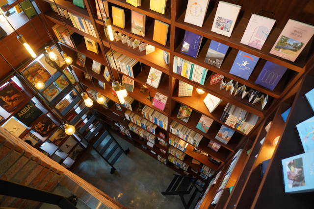 여행 전문서점 ‘다가여행자도서관’의 1~2층 통책장.