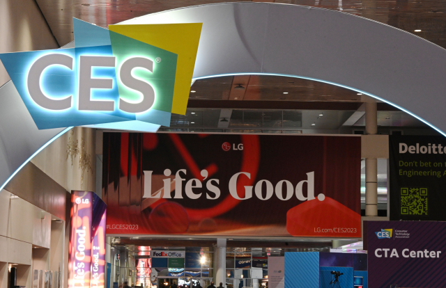 CES 2023이 열리는 미국 라스베이거스 컨벤션센터 내에 설치된 LG전자의 대형 광고판. 사진 제공=LG전자