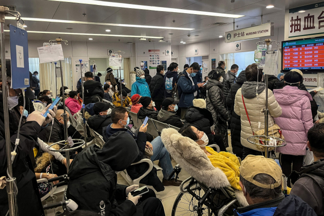 베이징의 한 병원 응급실에 3일 발열을 호소하는 코로나19 의심 환자들이 몰려 혼잡을 이루고 있다. AFP연합