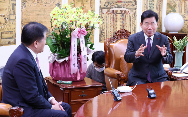 정무수석 접견하는 김진표 국회의장 (서울=연합뉴스) 백승렬 기자 = 김진표 국회의장이 4일 오후 윤석열 대통령의 신년 축하난을 가지고 국회 의장실을 방문한 이진복 정무수석과 대화하고 있다. 2023.1.4 srbaek@yna.co.kr (끝)