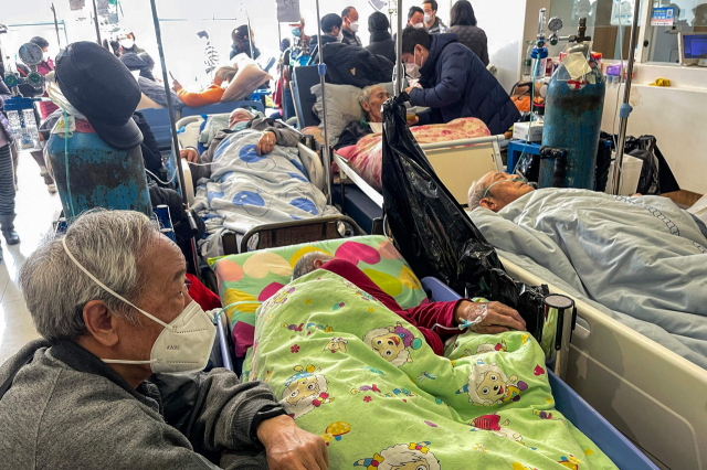3일 중국 상하이의 한 병원에서 환자들이 들것에 누워있다. 연합뉴스