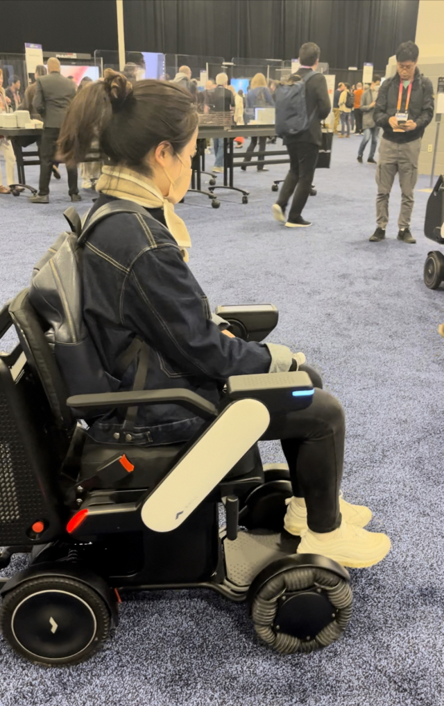 3일(현지 시간) 휠에서 개발한 자율주행 휠체어를 기자가 체험하고 있다. /라스베이거스=정혜진 특파원