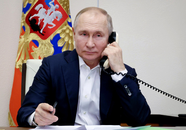 우크라이나 침공전쟁을 일으켜 국제적 비난을 받고 있는 블라디미르 푸틴 러시아 대톨령이 지난 3일(현지시간) 전화 통화를 하고 있는 모습. 스푸트닉·AFP·연합뉴스